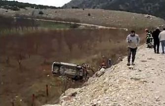 Karşı şeride geçen otomobil şarampole yuvarlandı