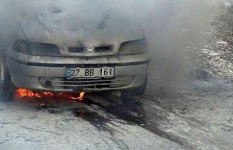 Kars’ta park halindeki otomobil alevlere teslim oldu