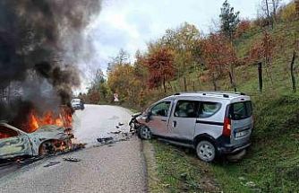 Kastamonu’da hafif ticari araç ile otomobil çarpıştı: 2 yaralı