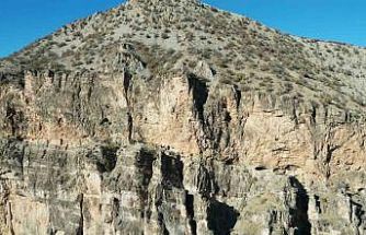 Kayaların ortasındaki manastır görenleri hayrete düşürüyor: Yüzlerce yıllık yapı dron ile görüntülendi