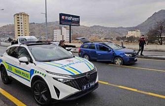 Kayseri’de 3 polis aracına çarparak kaçan şüpheli araç lastiklerine ateş edilerek yakalandı