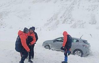 Kayseri’de AFAD ekipleri mahsur kalan araçlara yardıma koştu