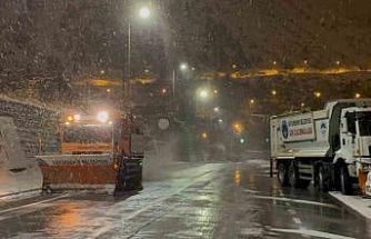 Kayseri’de gece saatlerinde başlayan kar yağışı kenti beyaza bürüdü