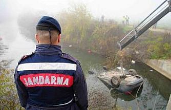 Kazada ölen arkadaşını araçta bırakıp kaçtılar