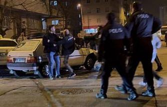 Kazada savrulan otomobil kaldırımdaki yayalara çarptı: 4 yaralı