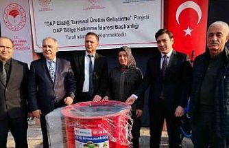 Keban’da çiftçilere makine dağıtıldı