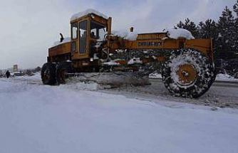 Kendi greyderiyle karla mücadeleye destek veriyor