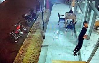 Kendi sildiği camı fark etmeyip yüzünü çarpan garson neye uğradığını şaşırdı