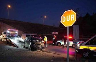 Kırıkkale’de minibüs ile otomobil kafa kafaya çarpıştı: 2 yaralı