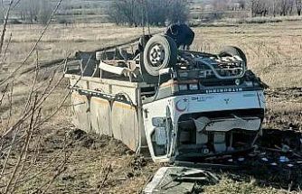 Kontrolden çıkan kamyon şarampole devrilerek takla attı: 1 yaralı