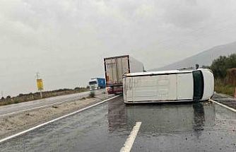 Kontrolden çıkan minibüs devrildi; 1 yaralı