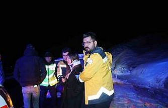 Kontrolden çıkan otomobil kayaya çarparak durabildi