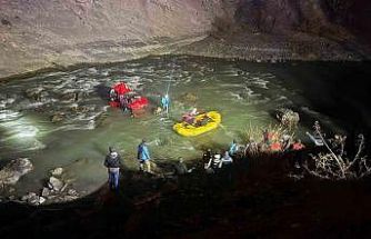 Kontrolden çıkan otomobil Zap Suyu’na uçtu: 1’i ağır yaralı