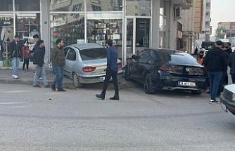 Kontrolden çıkan otomobiller işyeri girişine çarparak durabildi