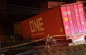 Kontrolden çıkan tırın raylara uçtuğu kazada tren seferleri durduruldu: 1 ölü