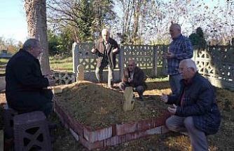 Köpeğin vefası: Sahibinin mezarından ayrılmayan köpek duygulandırdı