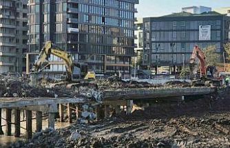 Korozyona uğrayan köprü yıkılıyor