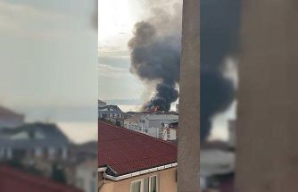 Küçükçekmece’de 4 katlı binanın çatı katından alevler yükseldi: O anlar kamerada