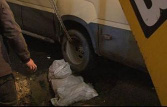 Küçükçekmece’de minibüs yağmur sonrası çöken yola düştü