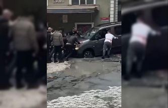 Küçükçekmece’de yağmur sonrası çöken yolda, araçlar çukura düştü