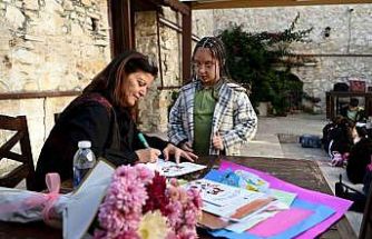 Kuşadası’nda çocuklara hem kitap hem hayvan sevgisi aşılandı