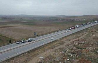 Maddi hasarlı kaza kara yolunu tek yönlü ulaşıma kapattı