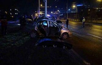 Malatya’da kontrolden çıkan araç trambüs direğine çarptı: 1 ölü 1 ağır yaralı