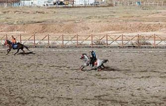Malatya’nın Yazıhan ilçesinde ata sporu atlı cirit yaşatılıyor