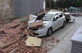 Maltepe’de inşaatın istinat duvarı arabanın üzerine yıkıldı