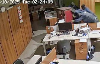 Manisa’da 2 milyon avroluk soygun kamerada: Çelik kasayı metrelerce sürüklediler