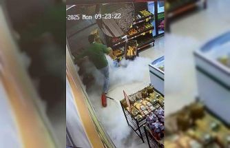 Markette ilginç anlar: Yangın tüpü yere düştü, çalışan panikle kaçtı