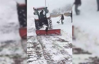 Mazıdağı’nda traktörlerin arkasına bağlanan aparatlarla kar temizleme çalışması yaptılar