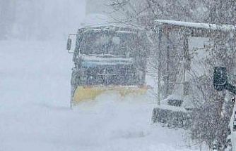 Mehmetçik karla kaplı yolları açtı