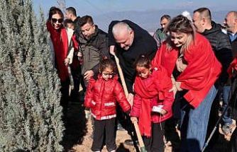 Menemen Belediyesi, ’yeni doğan bebekler’ için binlerce fidan dikti