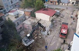 Mersin’de ağır hasarlı bina kontrollü şekilde yıkıldı