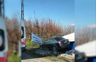 Mersin’de otomobil otobüs durağına çarptı: 2 yaralı