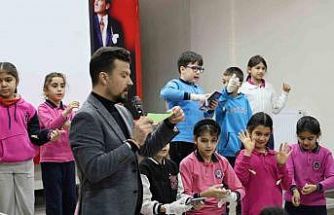 Mezun olduğu okulda teknoloji bağımlılığından kurtulma yollarını oyunla anlattı