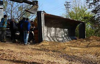 Mıcır yüklü kamyonun damperi devrildi, sürücü bayıldı