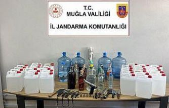 Milas’ta sahte içki ve silah ele geçirildi