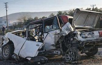 Milas’ta zincirleme kaza, Tofaş araç teneke kutu gibi ezildi