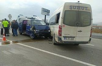 Minibüslerin çarpıştığı kazada 7 kişi yaralandı