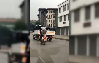 Motosikleti önce çömelerek, sonra yatarak sürdü