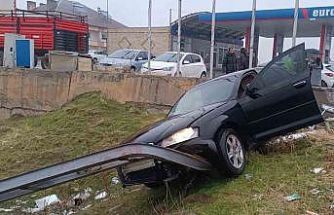 Muş-Bitlis kara yolunda 2 otomobil çarpıştı: 3 yaralı