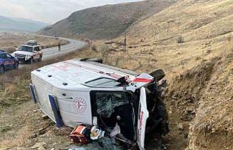 Muş’ta ambulans devrildi: 3 yaralı
