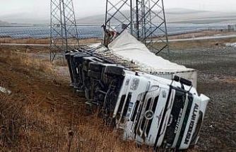 Muş’ta tır şarampole yuvarlandı