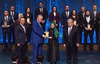 Ödülünü Cumhurbaşkanın elinden aldı