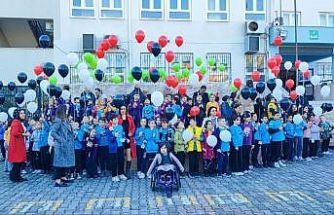 Öğrenciler Gazzeli çocuklar için balonları gökyüzüne bıraktı