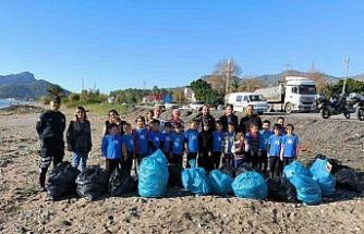 Öğrenciler sahilde temizlik yaptı