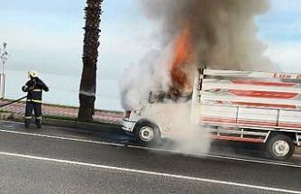 Ordu’da seyir halindeki kamyonet yandı