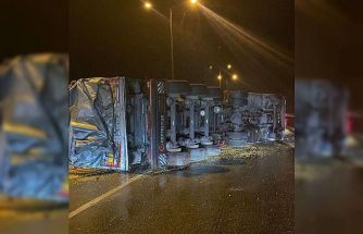 Osmaniye’de mısır yüklü kamyon devrildi: 1 yaralı